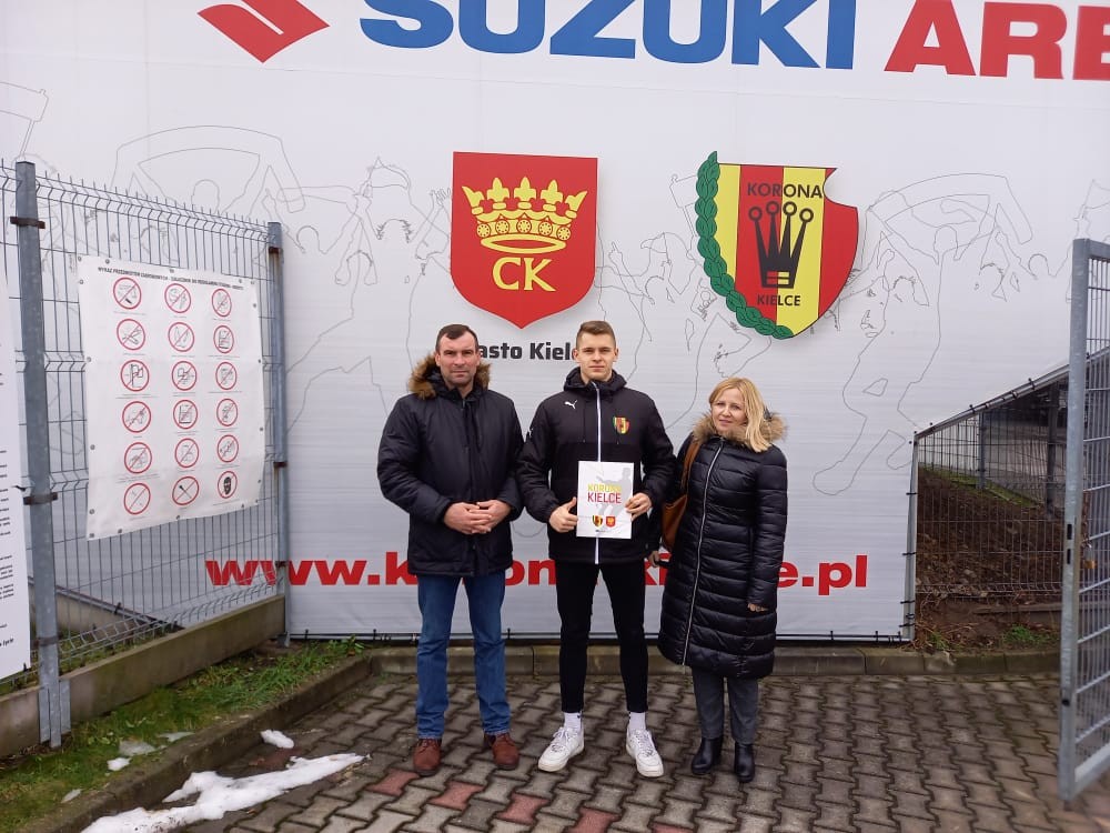 17-letni napastnik juniorów podpisał profesjonalny kontrakt z Koroną