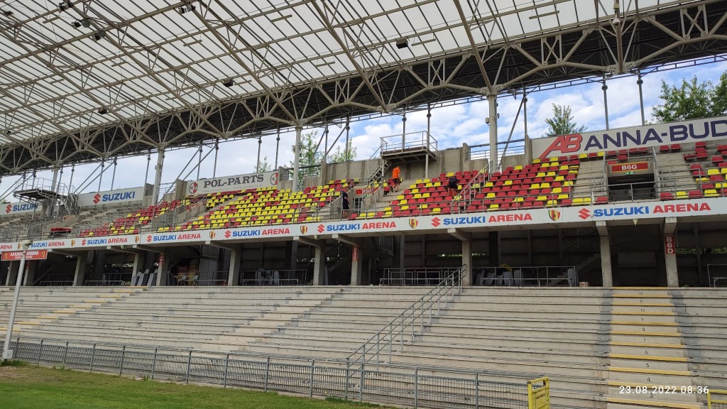 MOSiR: Zamontowano już kilkadziesiąt żółtych i czerwonych krzesełek na Stadionie Miejskim [ZDJĘCIA]