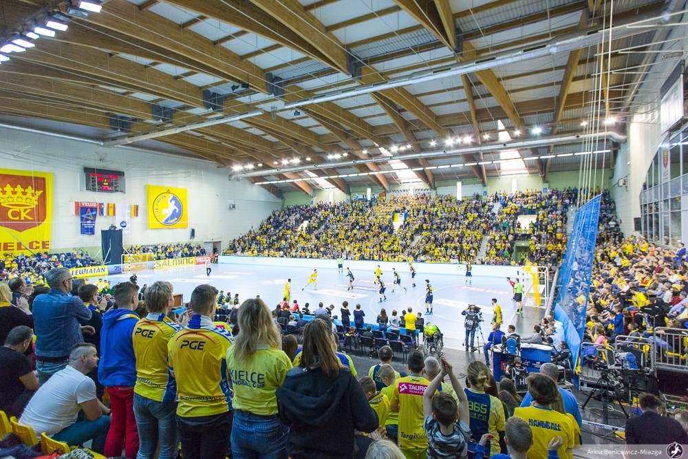 Lekcja handballu dla "Lwiątek". PGE VIVE Kielce z wysoką zaliczką (zobacz zdjęcia)