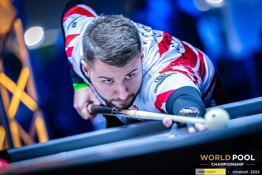 Sebastian Batkowski oddaje kij z bilardowych mistrzostw świata na WOŚP
