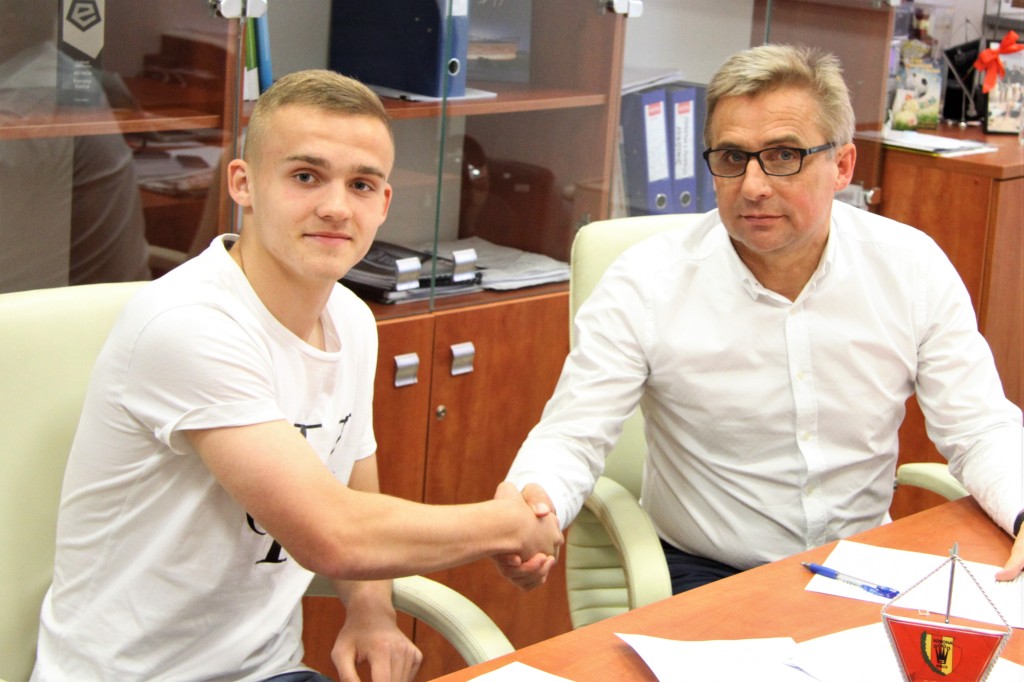 Wyróżniający się junior Korony podpisał z klubem profesjonalny kontrakt