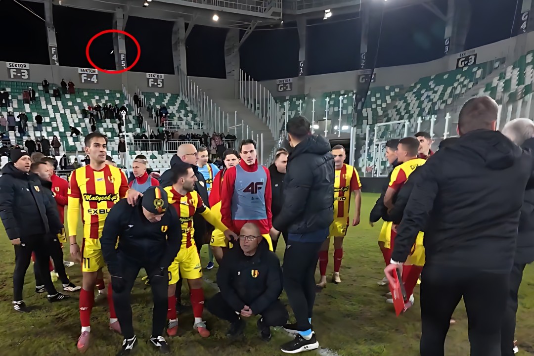 Butelki lecące w kierunku piłkarzy! „Zasłużyłeś ch... na to, co masz” [WIDEO]